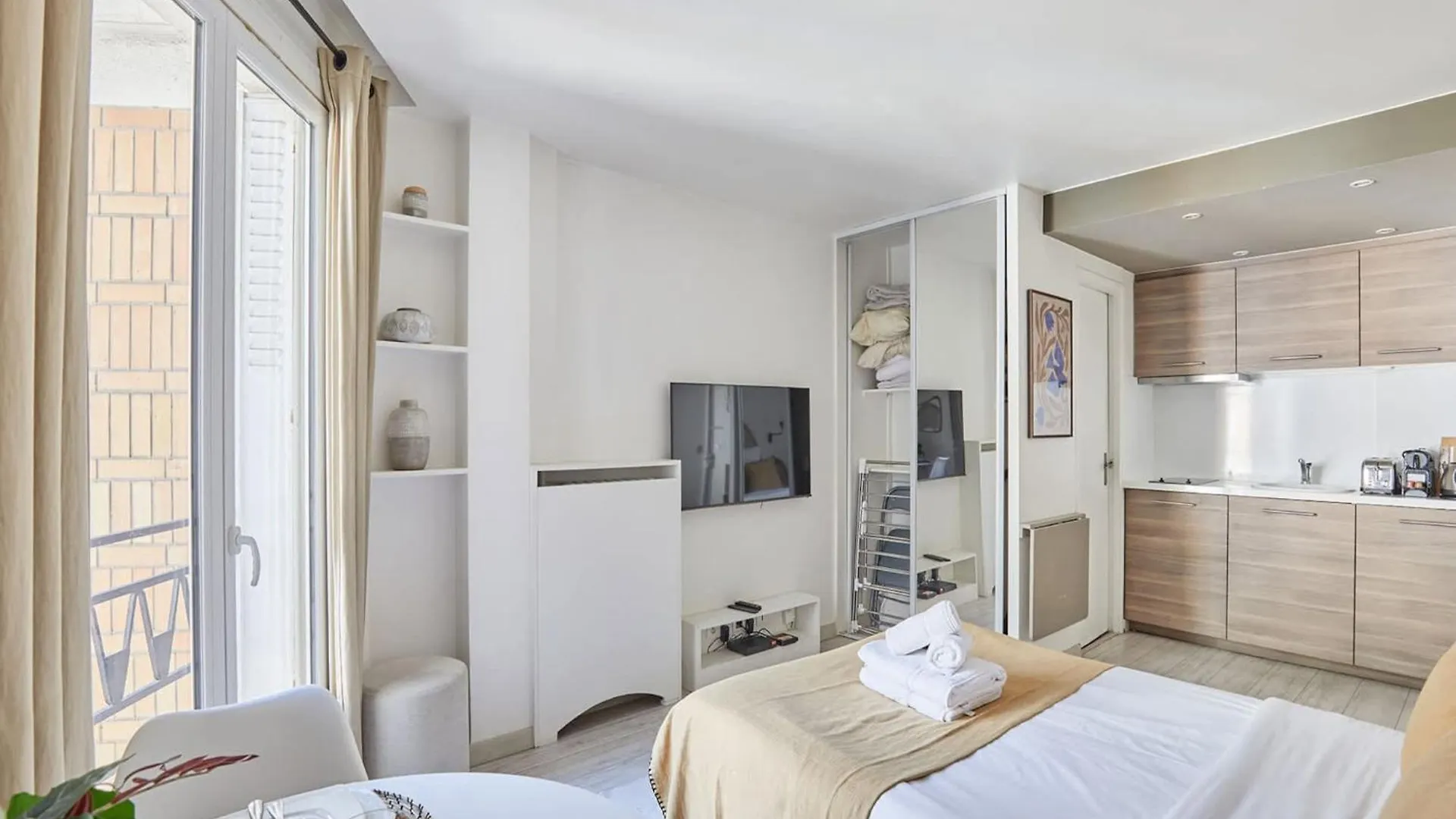 Studio Montaigne Champs Elysees Paris 0*,  France